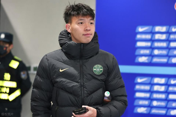 19岁国脚王钰栋梅开二度赛后采访争议引热议