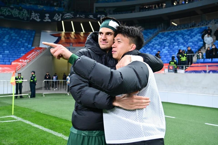 19岁国脚王钰栋梅开二度赛后采访争议引热议