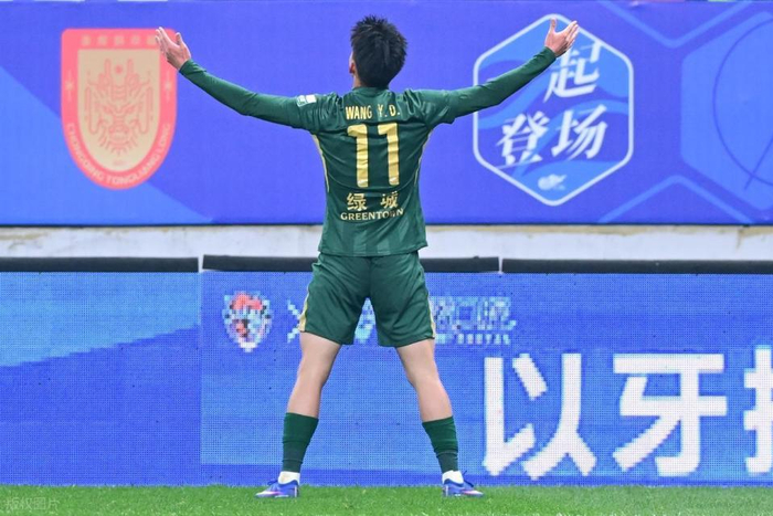 19岁国脚王钰栋梅开二度赛后采访争议引热议