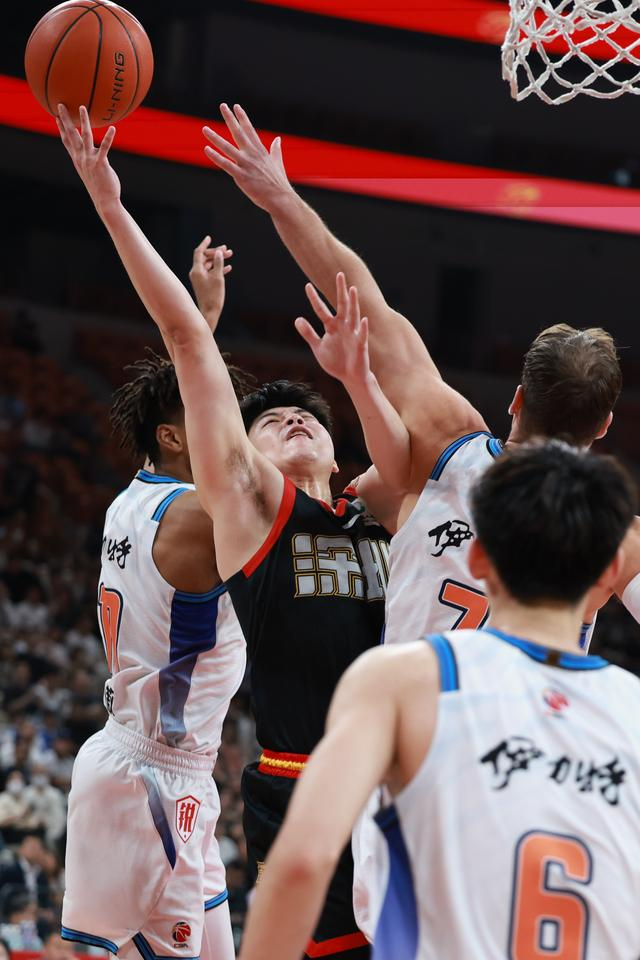 CBA常规赛第28轮 深圳马可波罗主场大胜新疆伊力