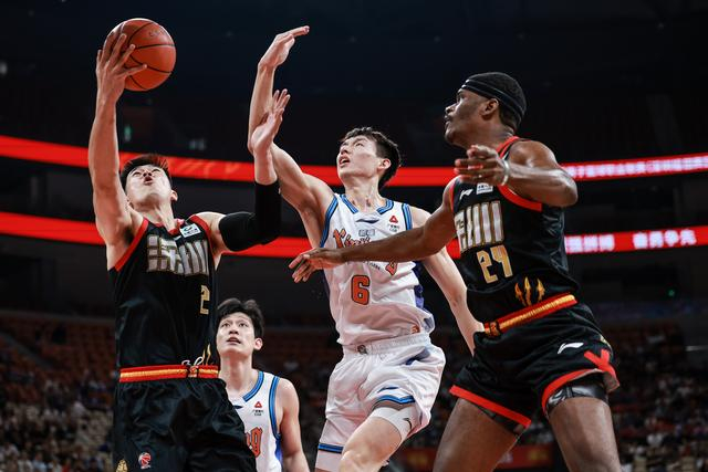 CBA常规赛第28轮 深圳马可波罗主场大胜新疆伊力