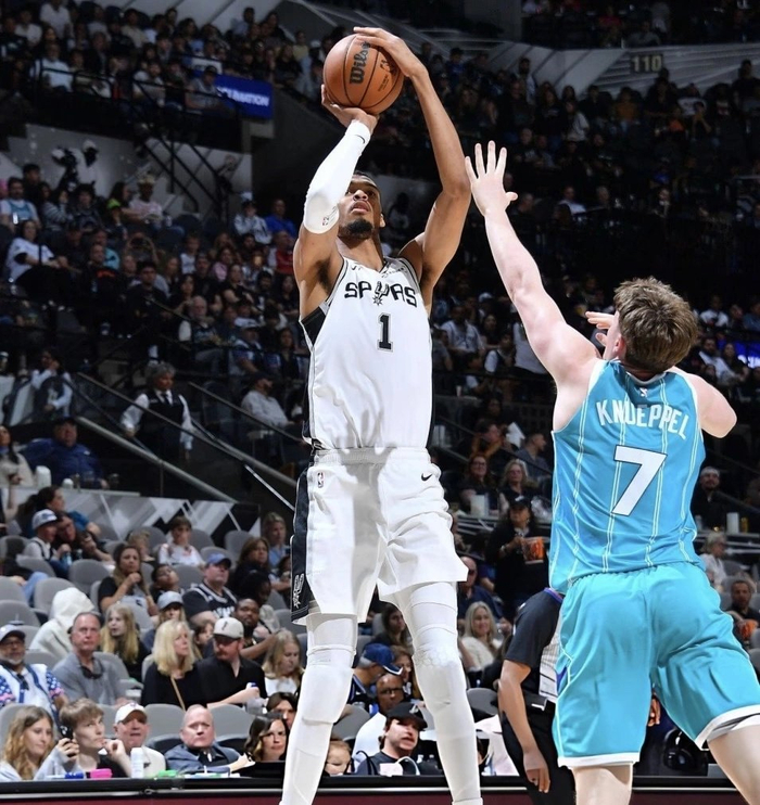 文班亚马复出率队胜黄蜂 马刺稳居西部第二