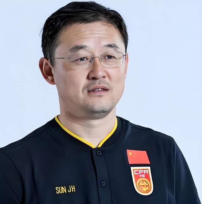 大连英博帅位悬而未决 阿奇姆彭成关键引援